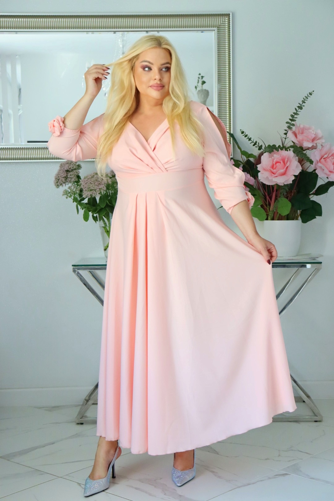 SABRINA: sukienka rozkloszowana Glamour z kopertowym dekoltem i różami 3D. Pudrowy róż. - obrazek 4