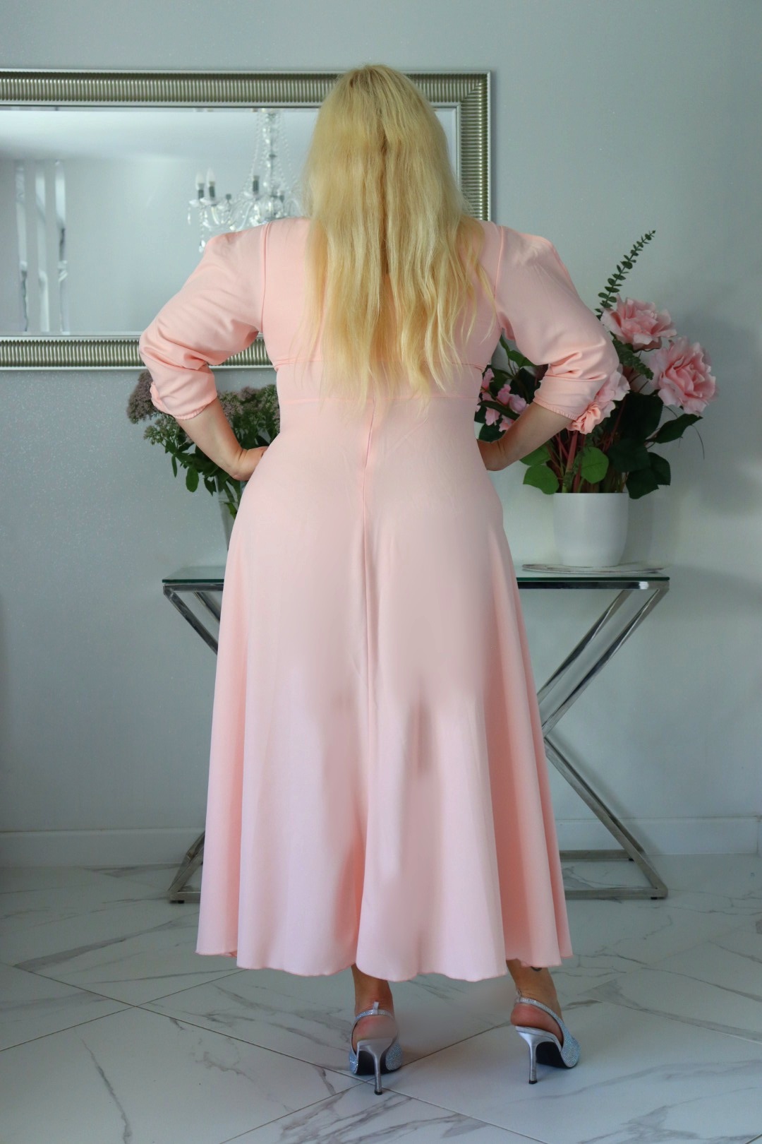 SABRINA: sukienka rozkloszowana Glamour z kopertowym dekoltem i różami 3D. Pudrowy róż. - obrazek 5