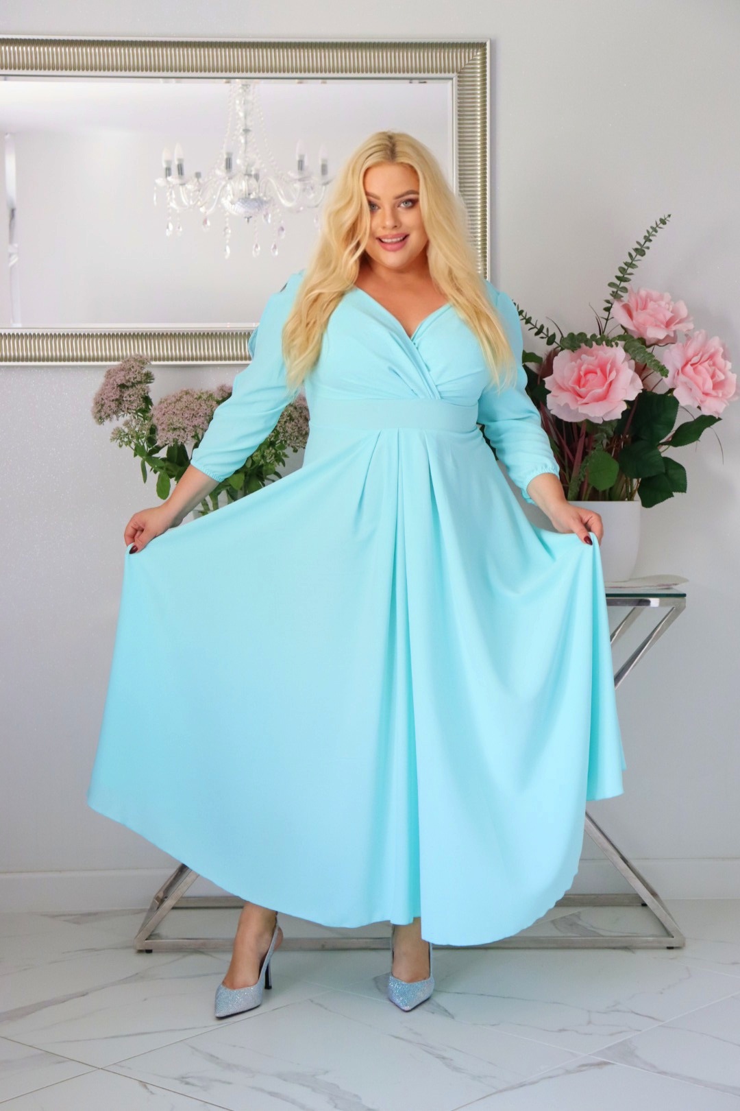 SABRINA: sukienka rozkloszowana Glamour z kopertowym dekoltem i różami 3D. Miętowa. - obrazek 3