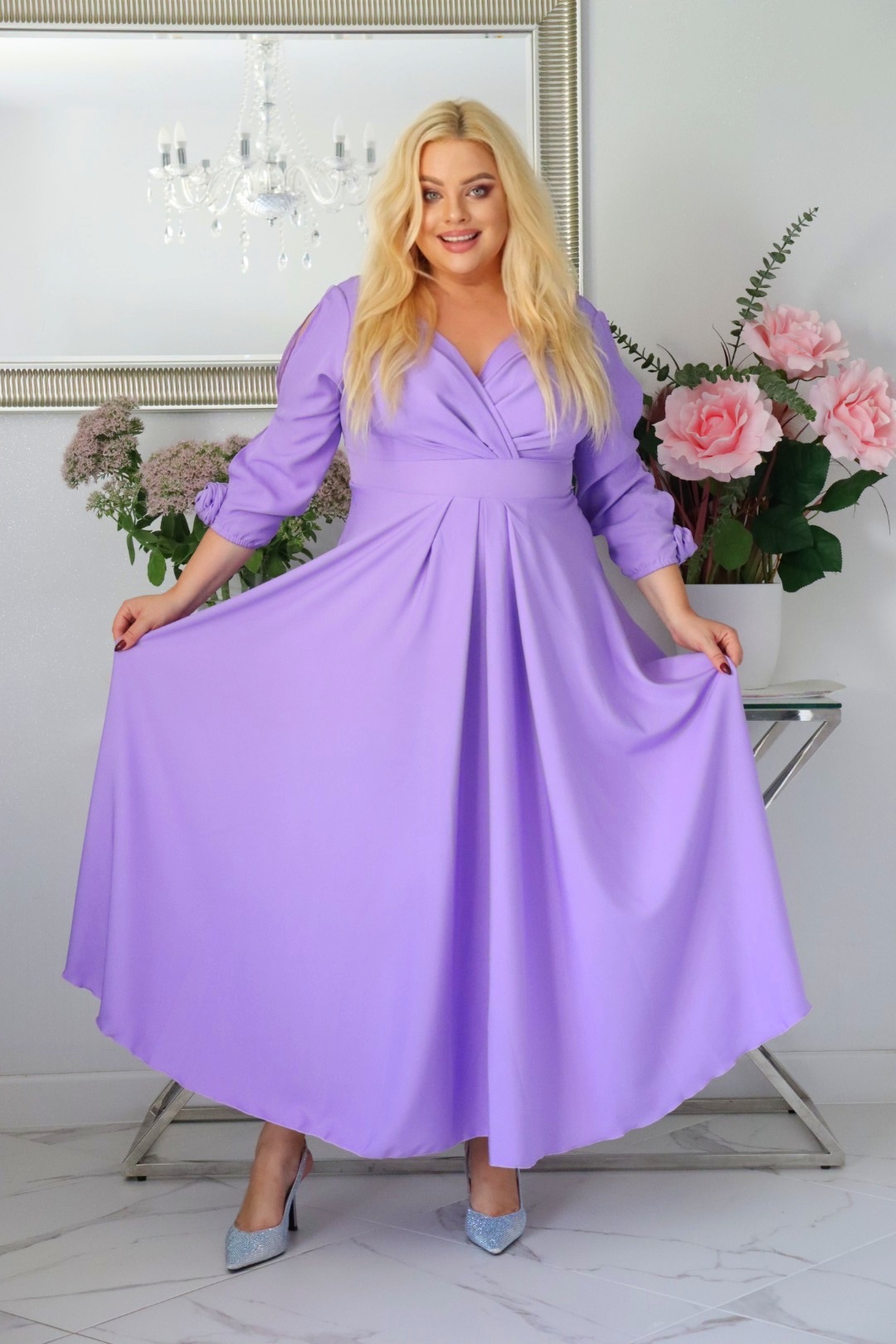 SABRINA: sukienka rozkloszowana Glamour z kopertowym dekoltem i różami 3D. Liliowa. - obrazek 3