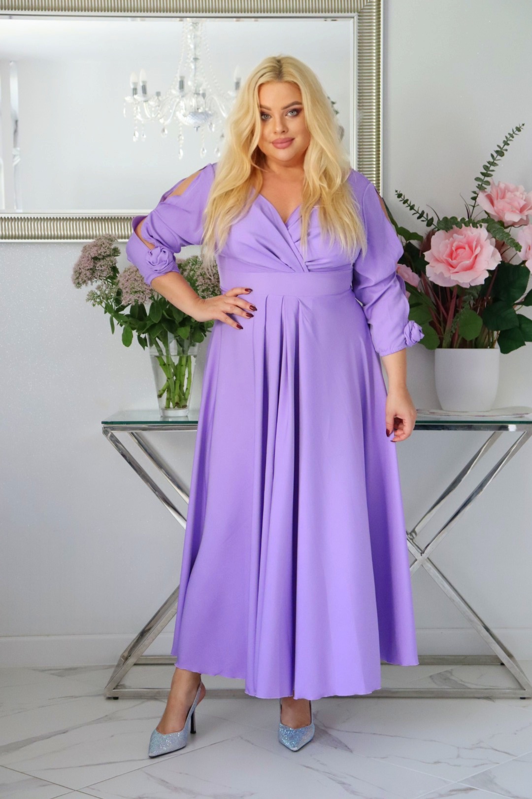 SABRINA: sukienka rozkloszowana Glamour z kopertowym dekoltem i różami 3D. Liliowa.