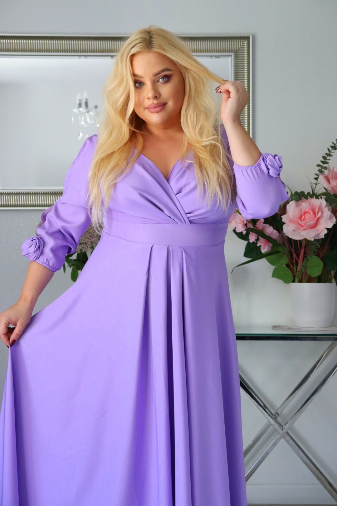 SABRINA: sukienka rozkloszowana Glamour z kopertowym dekoltem i różami 3D. Liliowa. - obrazek 4