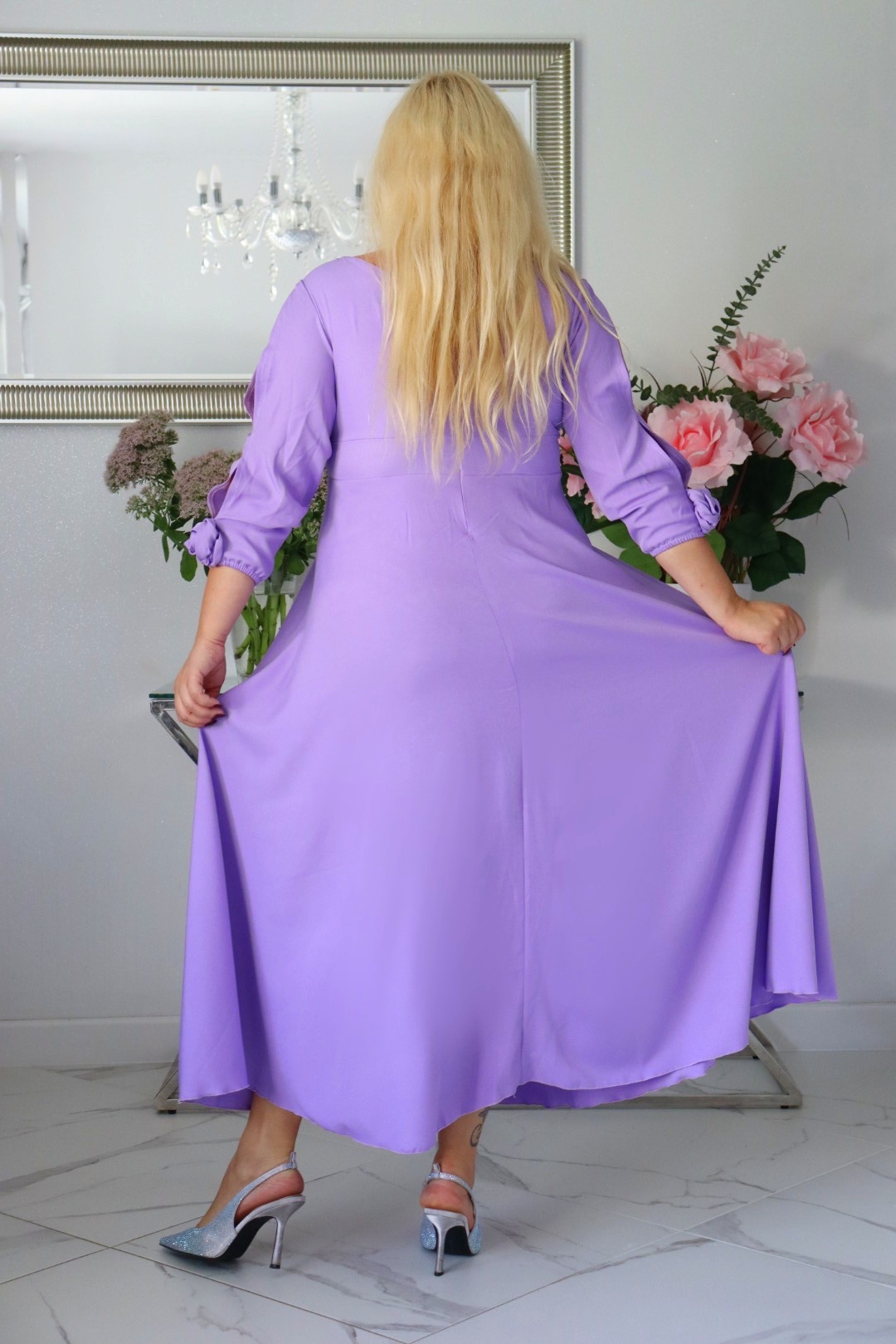 SABRINA: sukienka rozkloszowana Glamour z kopertowym dekoltem i różami 3D. Liliowa. - obrazek 5