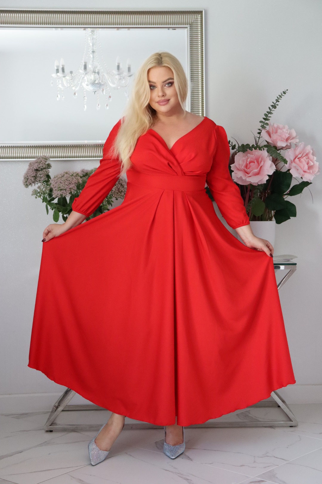 SABRINA: sukienka rozkloszowana Glamour z kopertowym dekoltem i różami 3D. Czerwona. - obrazek 3