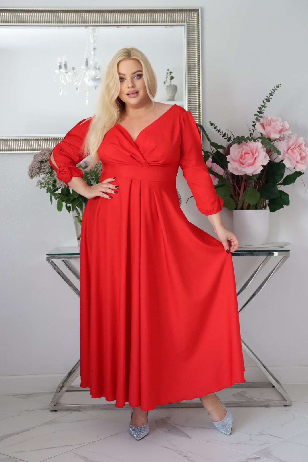 SABRINA: sukienka rozkloszowana Glamour z kopertowym dekoltem i różami 3D. Czerwona.