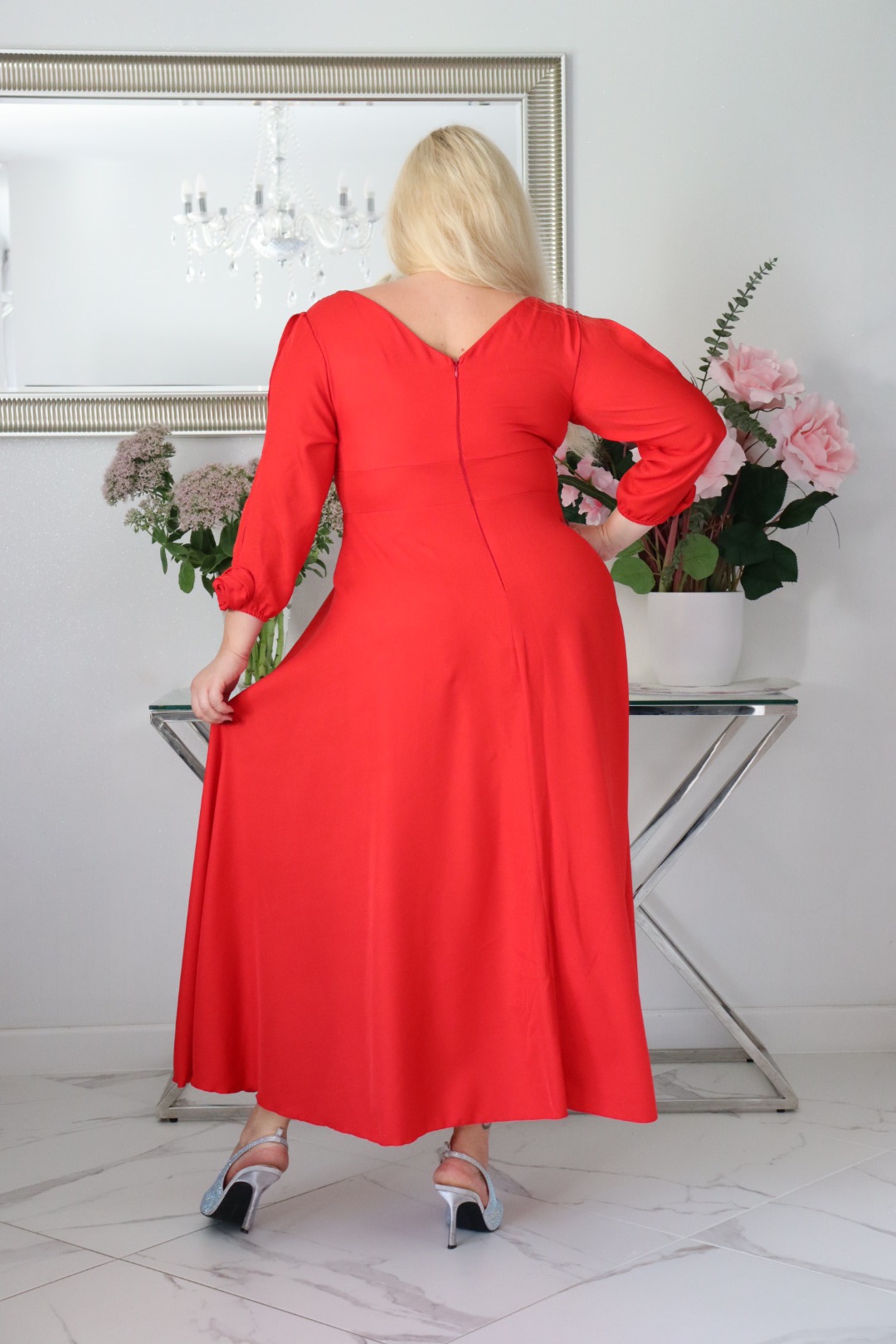 SABRINA: sukienka rozkloszowana Glamour z kopertowym dekoltem i różami 3D. Czerwona. - obrazek 5