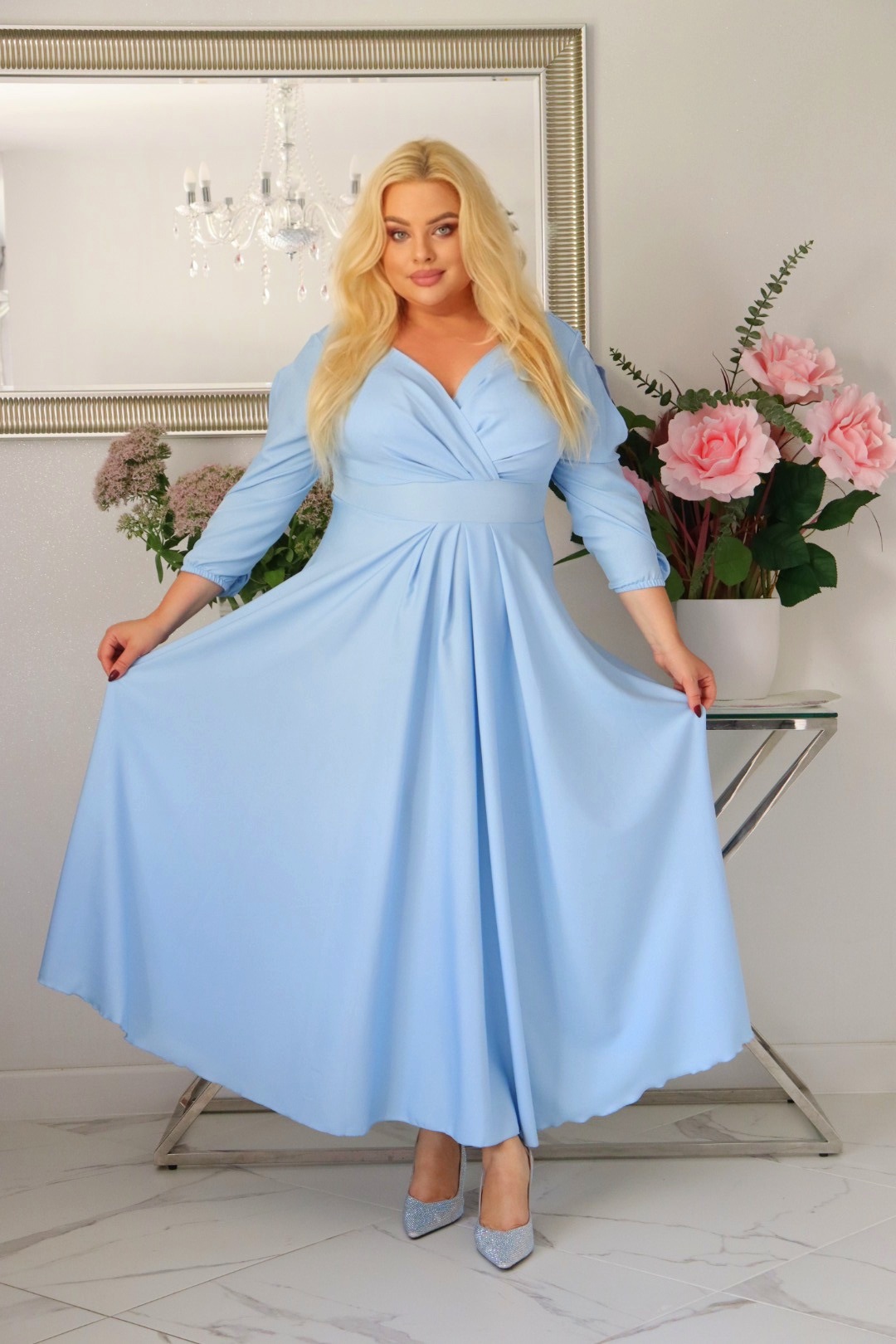 SABRINA: sukienka rozkloszowana Glamour z kopertowym dekoltem i różami 3D. Błękitna. - obrazek 3