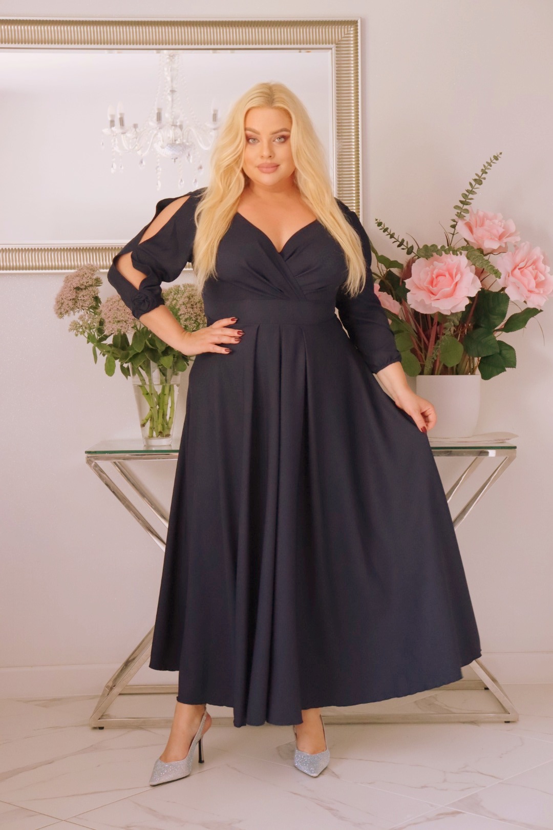 SABRINA: sukienka rozkloszowana Glamour z kopertowym dekoltem i różami 3D. Czarna.