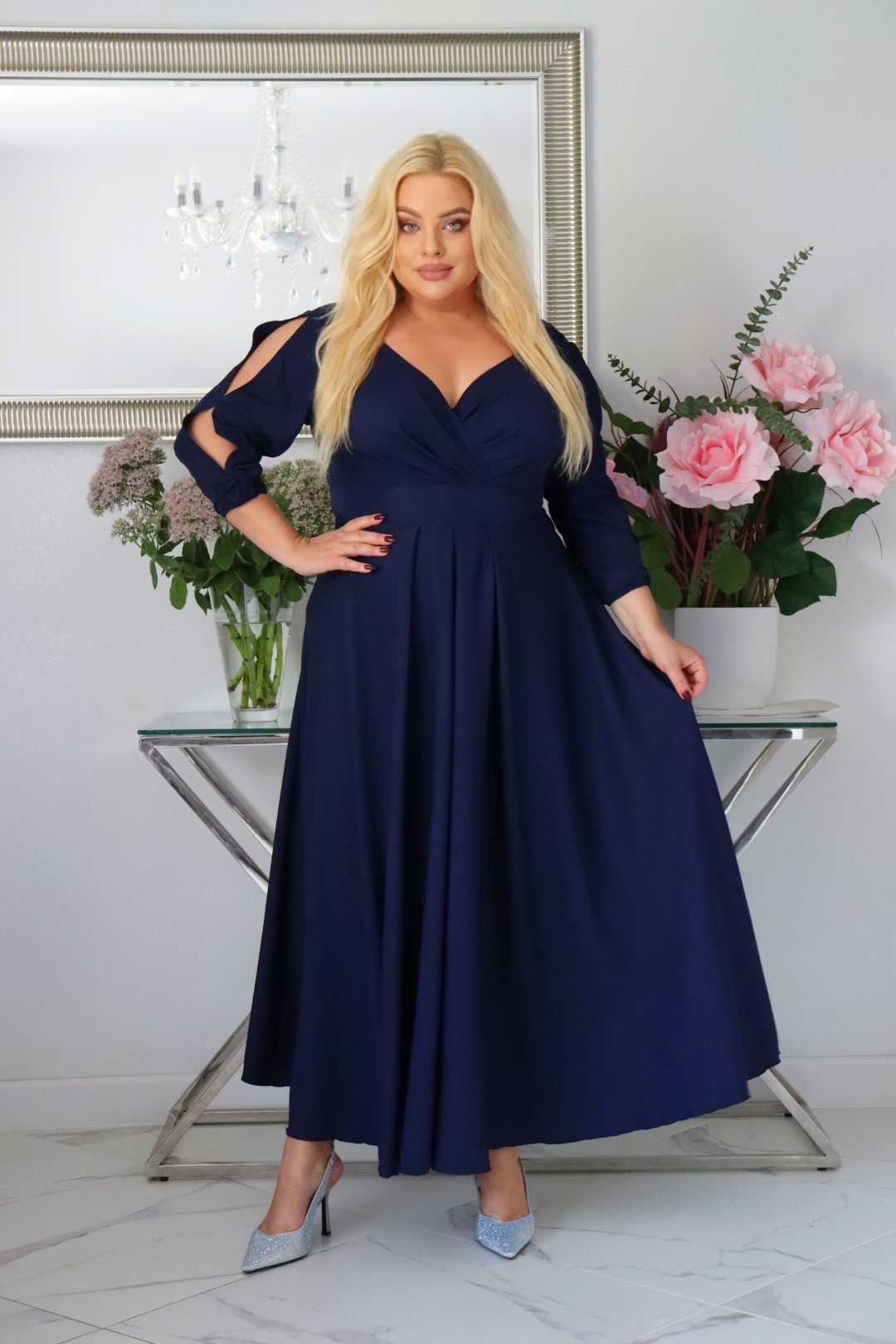 SABRINA: sukienka rozkloszowana Glamour z kopertowym dekoltem i różami 3D. Granatowa.