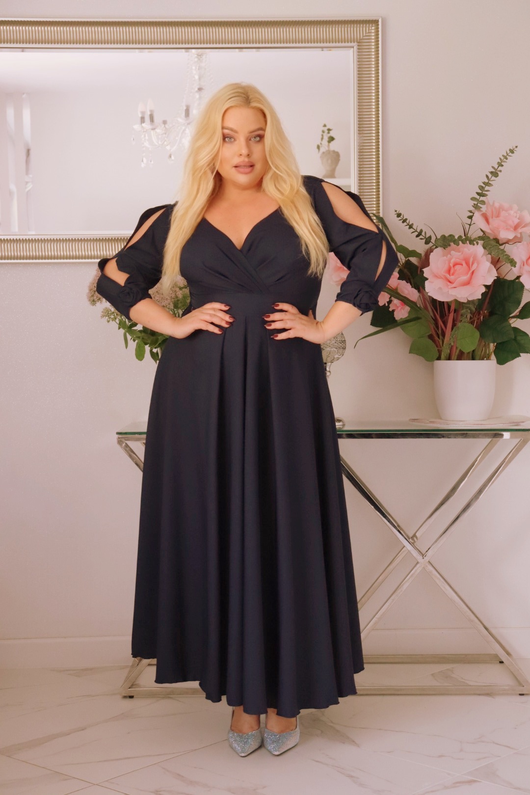 SABRINA: sukienka rozkloszowana Glamour z kopertowym dekoltem i różami 3D. Czarna. - obrazek 3