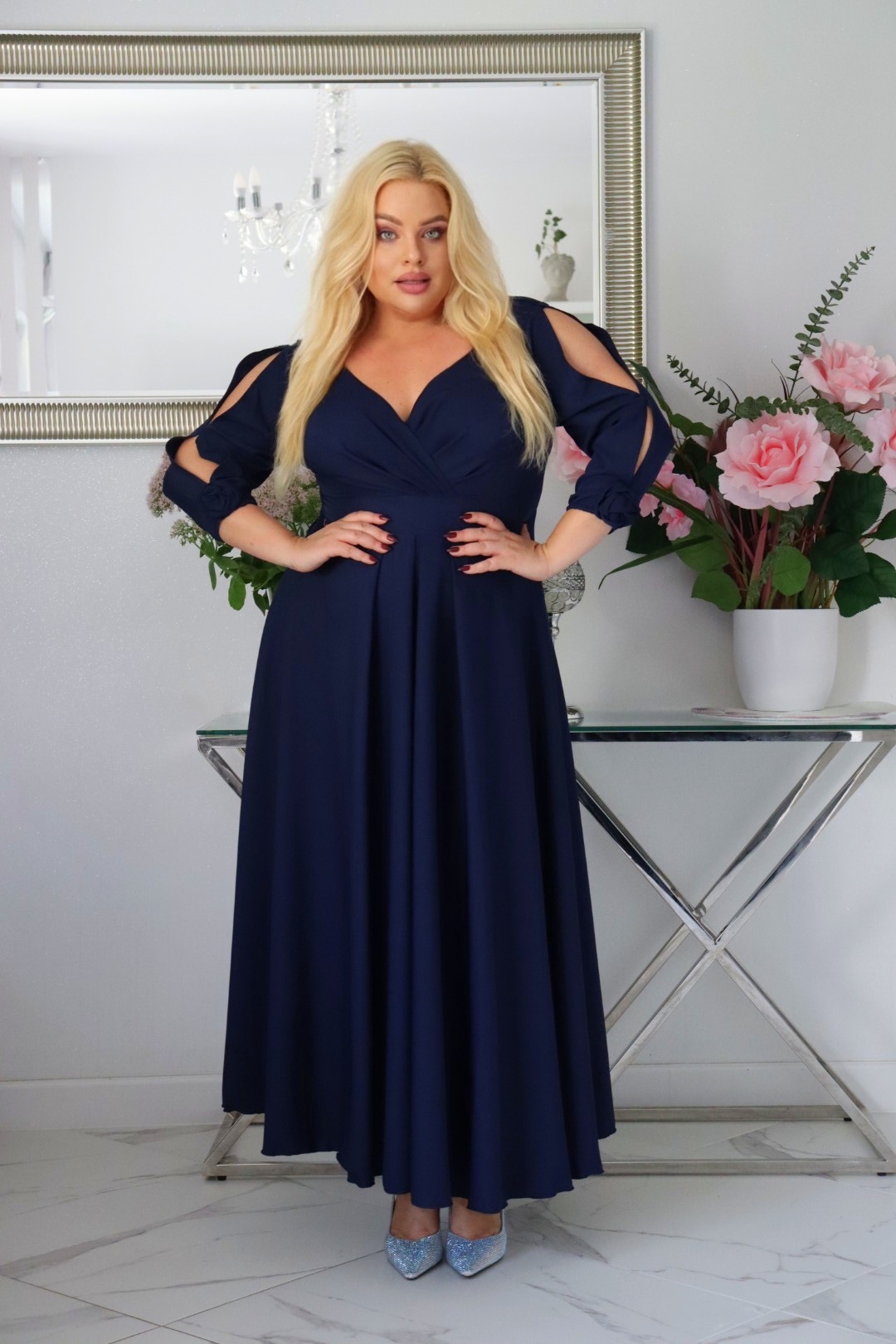 SABRINA: sukienka rozkloszowana Glamour z kopertowym dekoltem i różami 3D. Granatowa. - obrazek 3