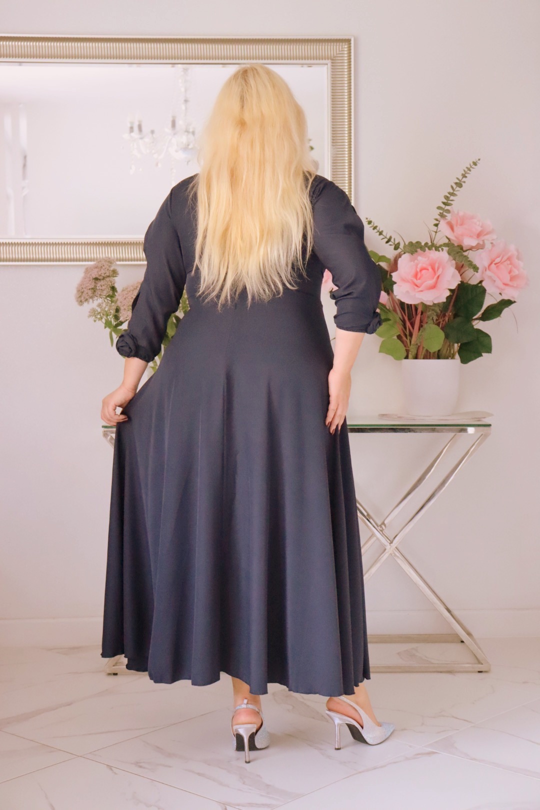 SABRINA: sukienka rozkloszowana Glamour z kopertowym dekoltem i różami 3D. Czarna. - obrazek 4