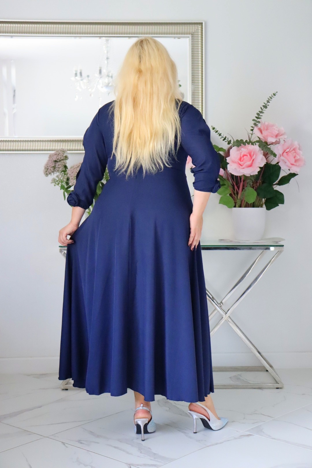 SABRINA: sukienka rozkloszowana Glamour z kopertowym dekoltem i różami 3D. Granatowa. - obrazek 4