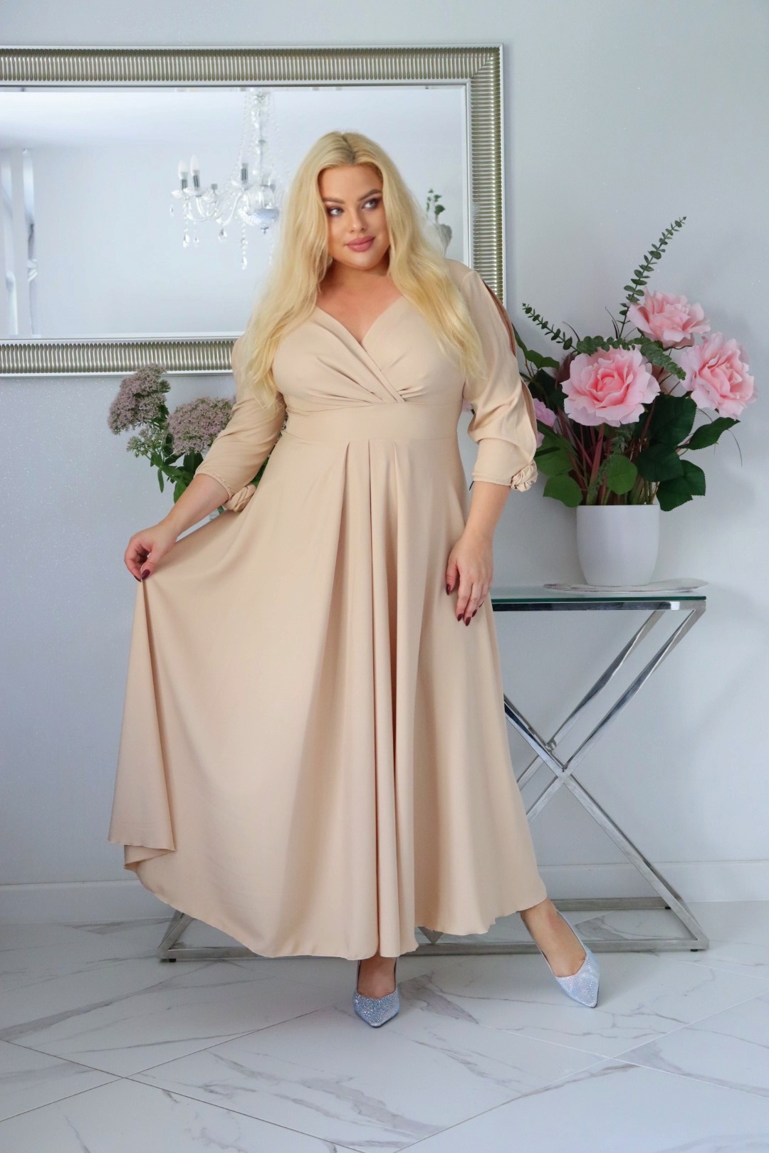 SABRINA: sukienka rozkloszowana Glamour z kopertowym dekoltem i różami 3D. Nude