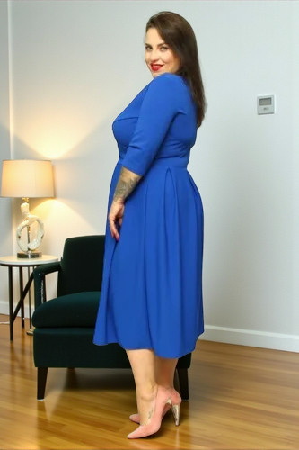 Sukienka Fernanda rozkloszowana z kontrafałdami i kopertowym dekoltem chaber gładka - obrazek 3