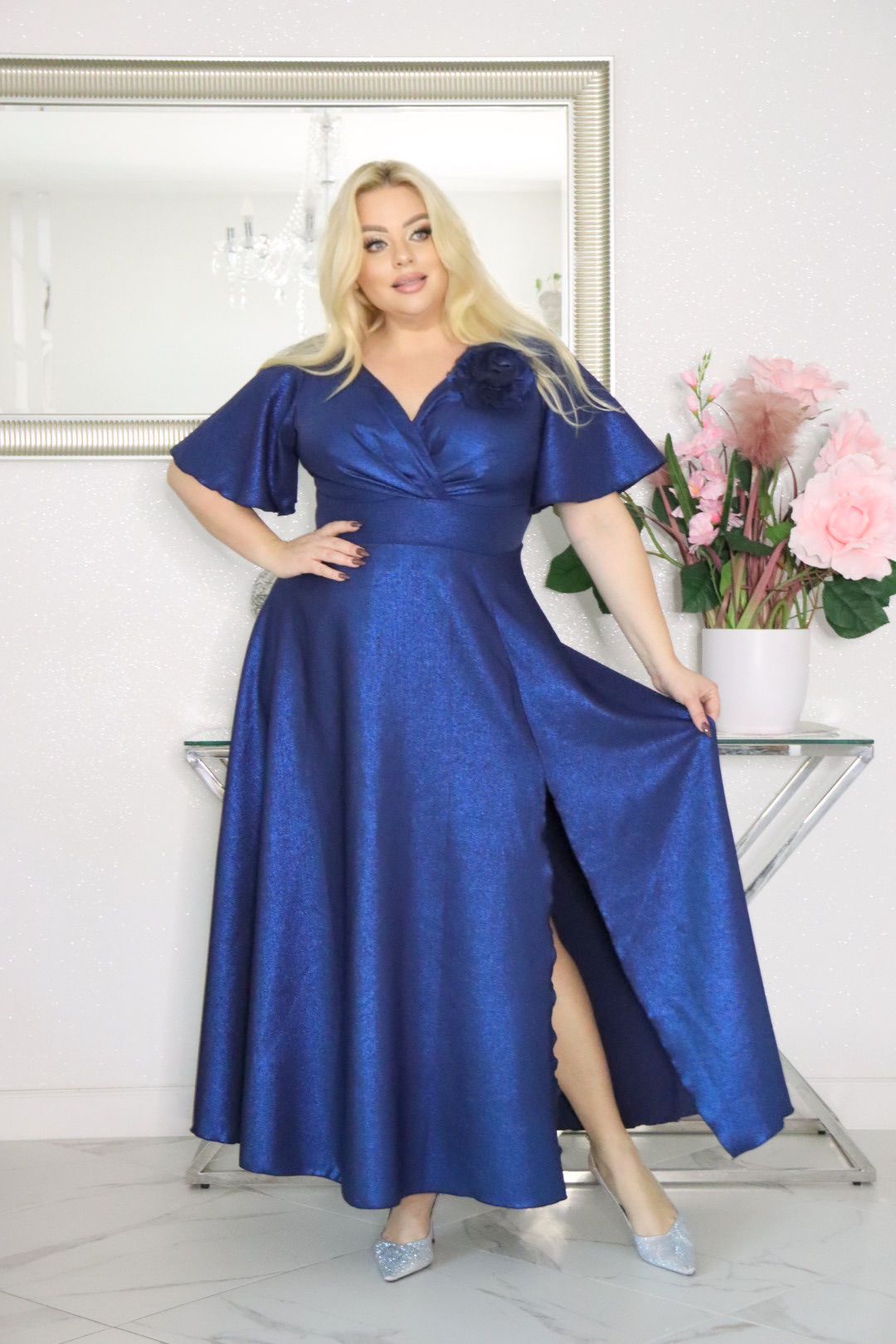 Masz już sukienkę na specjalną okazję? Zobacz model "Asteria" i przestań szukać a zacznij olśniewać! GRANATOWA SHINE! 🥂