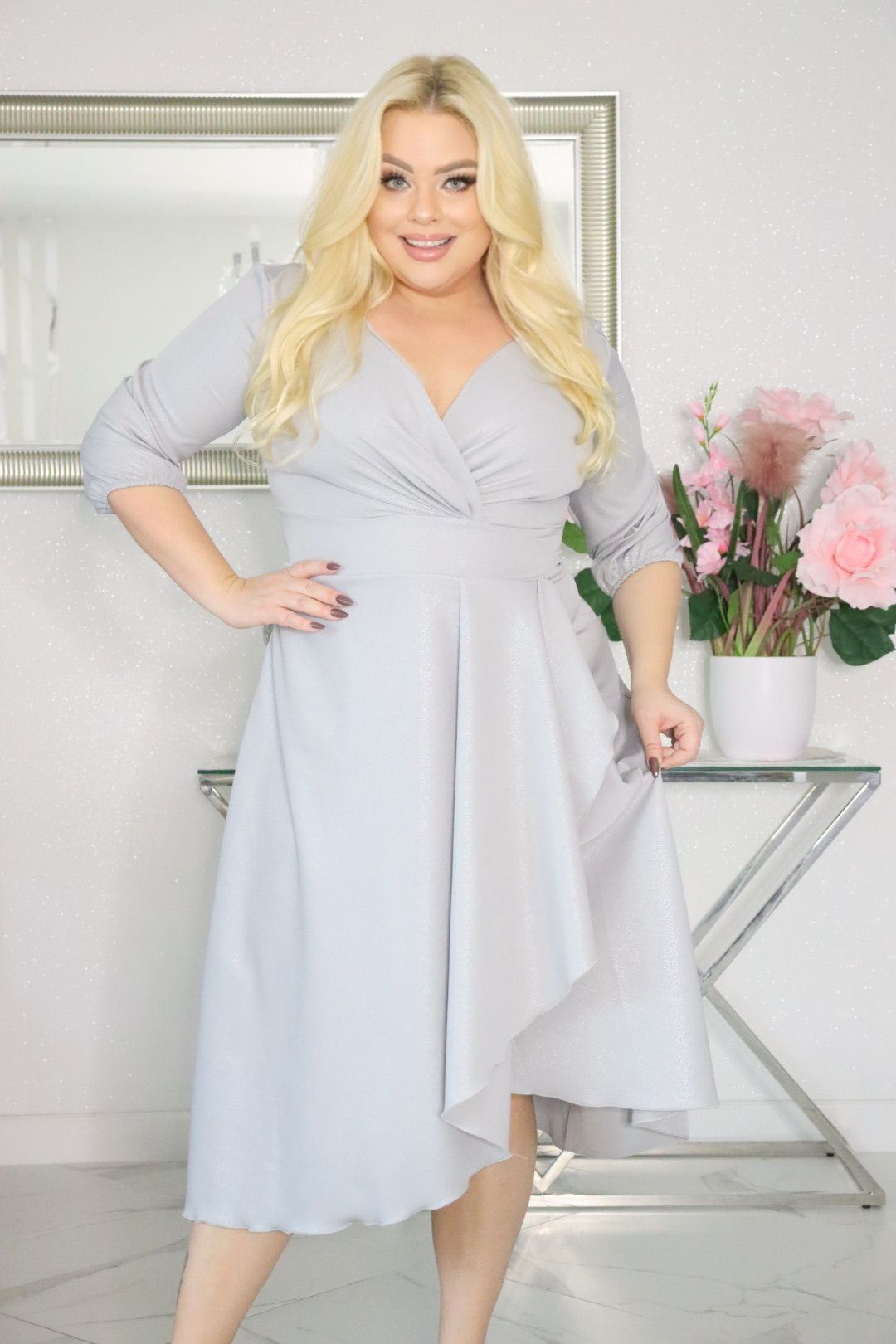 Elegancka sukienka koktajlowa MARTINA – fason kopertowy, lekki połysk! SREBRNA! - obrazek 3