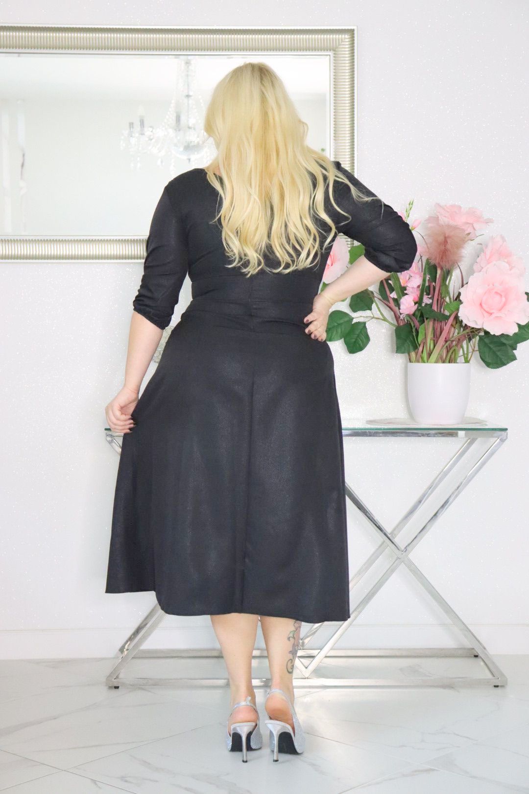 Elegancka sukienka koktajlowa MARTINA – fason kopertowy, lekki połysk! CZARNA! - obrazek 5