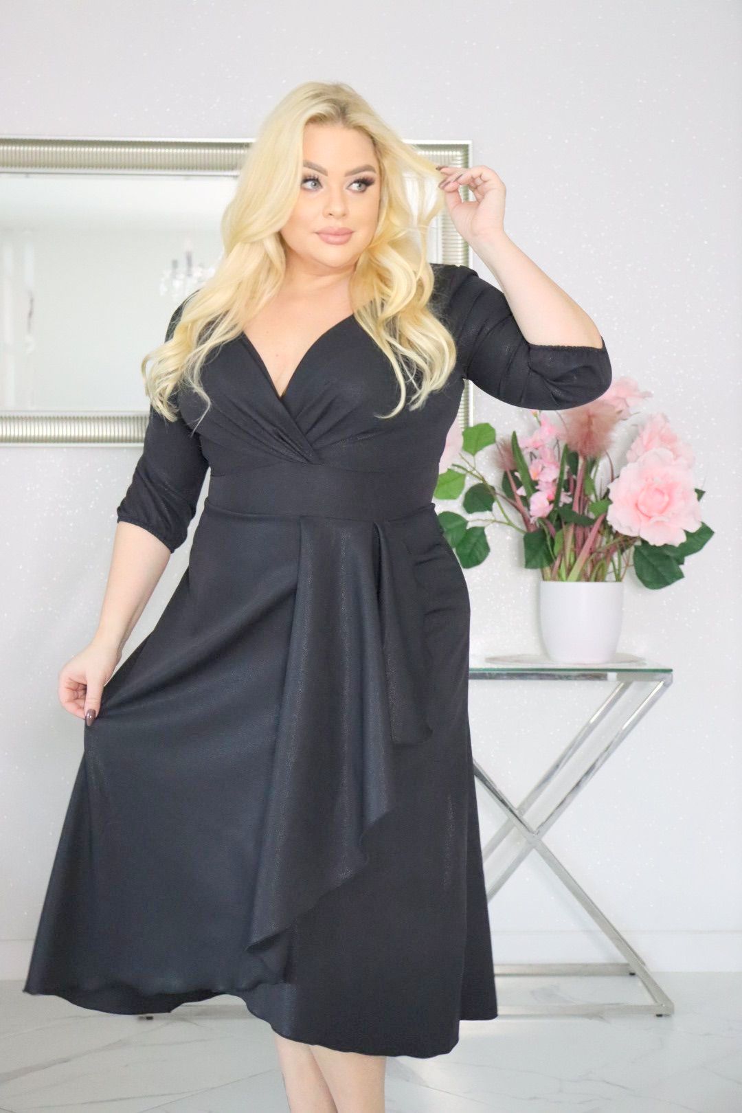 Elegancka sukienka koktajlowa MARTINA – fason kopertowy, lekki połysk! CZARNA! - obrazek 3