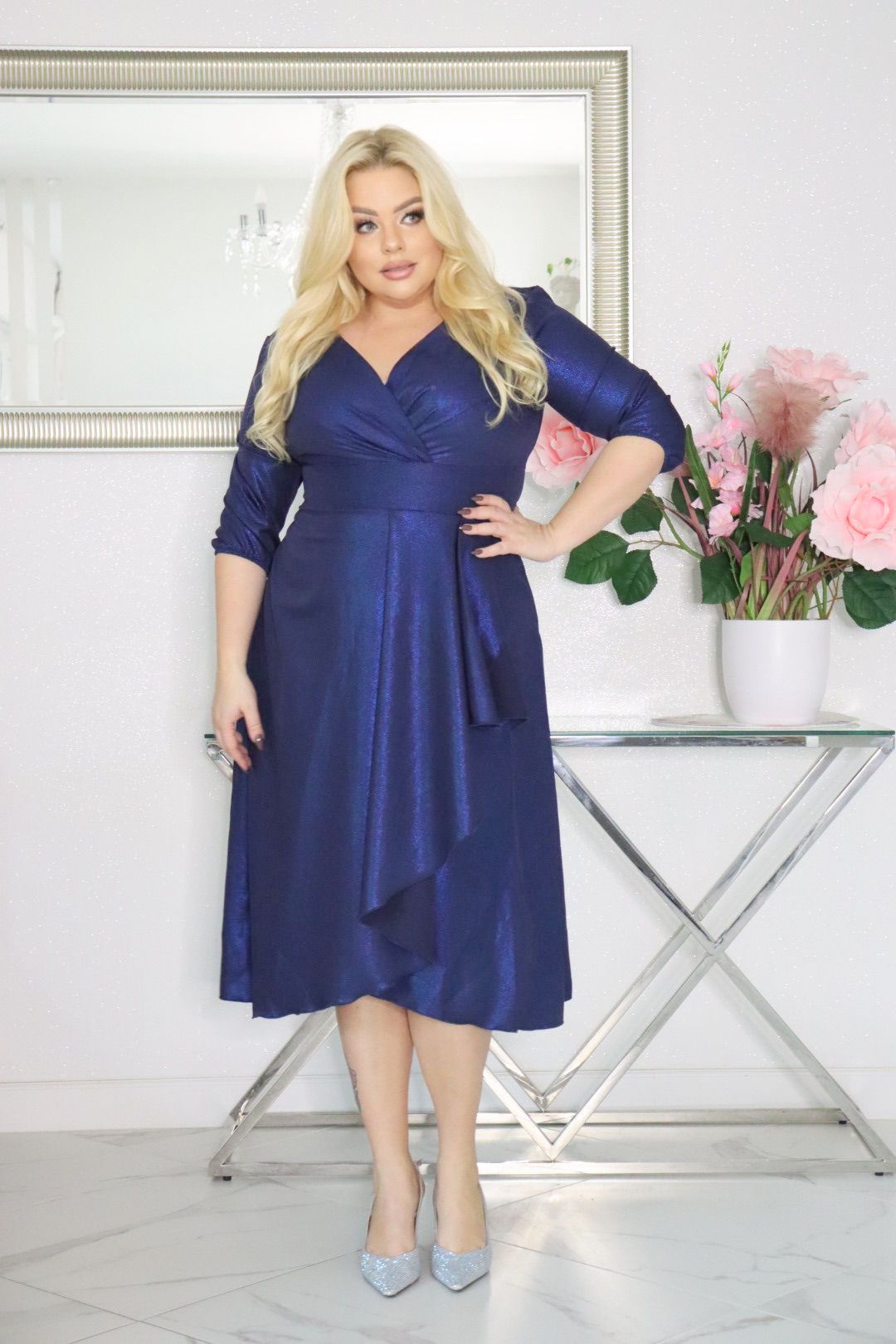 Elegancka sukienka koktajlowa MARTINA – fason kopertowy, lekki połysk! GRANATOWA!