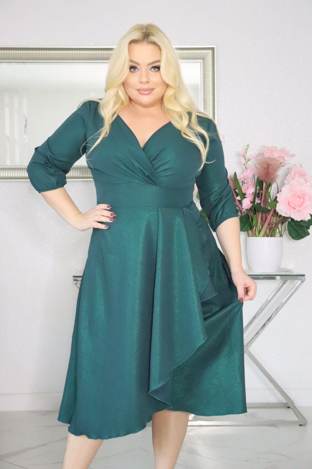 Elegancka sukienka koktajlowa MARTINA – fason kopertowy, lekki połysk! SZMARAGDOWA ZIELEŃ! - obrazek 3