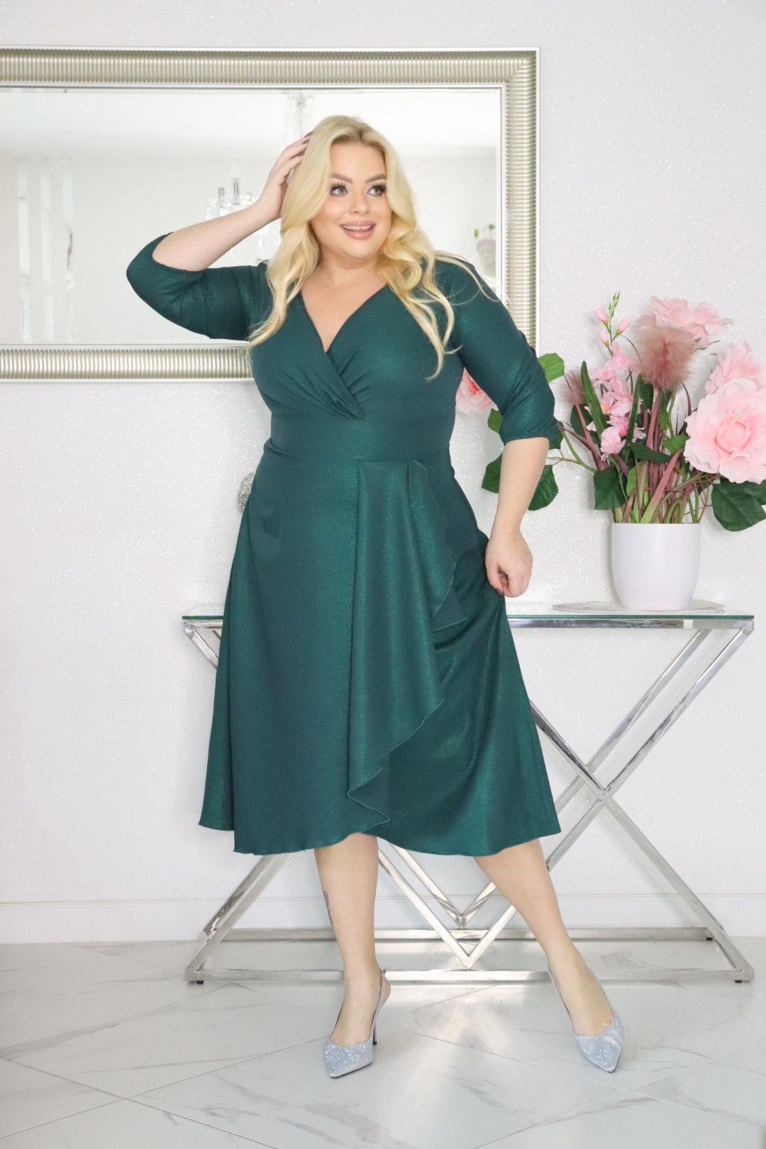Elegancka sukienka koktajlowa MARTINA – fason kopertowy, lekki połysk! SZMARAGDOWA ZIELEŃ! - obrazek 4