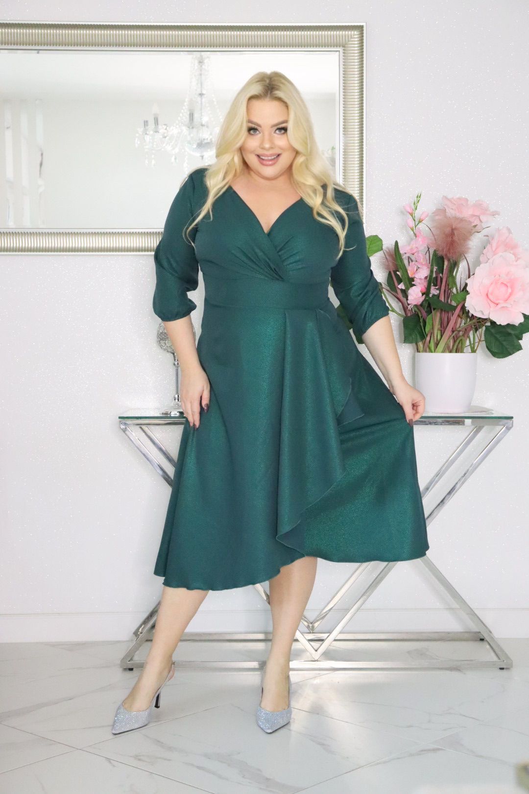 Elegancka sukienka koktajlowa MARTINA – fason kopertowy, lekki połysk! SZMARAGDOWA ZIELEŃ!