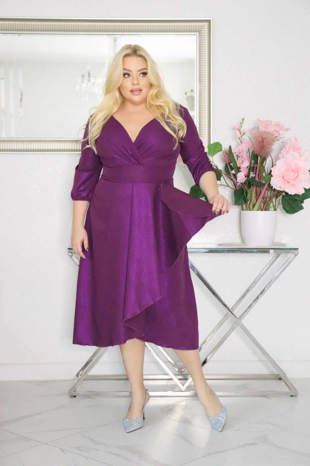 Elegancka sukienka koktajlowa MARTINA – fason kopertowy, lekki połysk! FIOLETOWA! - obrazek 3