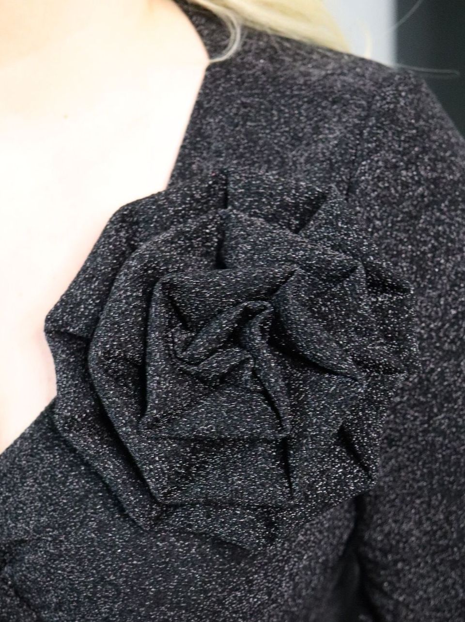 Ręcznie szyta róża i połysk: sukienka Eliza, która zastąpi najlepszą biżuterię. CZARNA! - obrazek 2