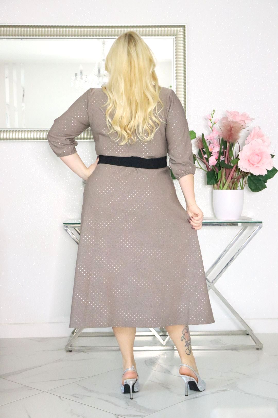 Sukienka MIDI Tacjana z ozdobnymi kryształkami i elastycznym paskiem. T002. Wybierz swój idealny odcień brązu. - obrazek 6