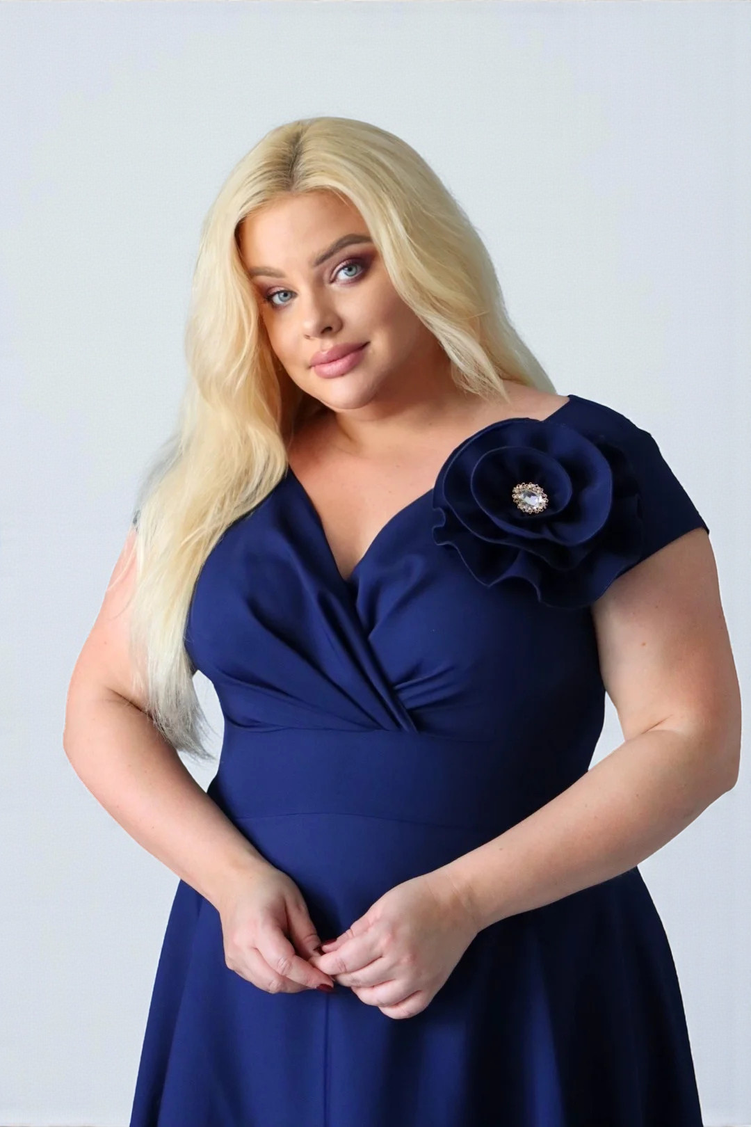 Olśniewająca sukienka klasyczna z wyjątkowym ręcznie szytym kwiatem i cyrkoniową ozdobą! Poczuj się wyjątkowo! Zobacz film jak się układa! GRANATOWA. A010. MEGA WYPRZEDAŻ! - obrazek 2