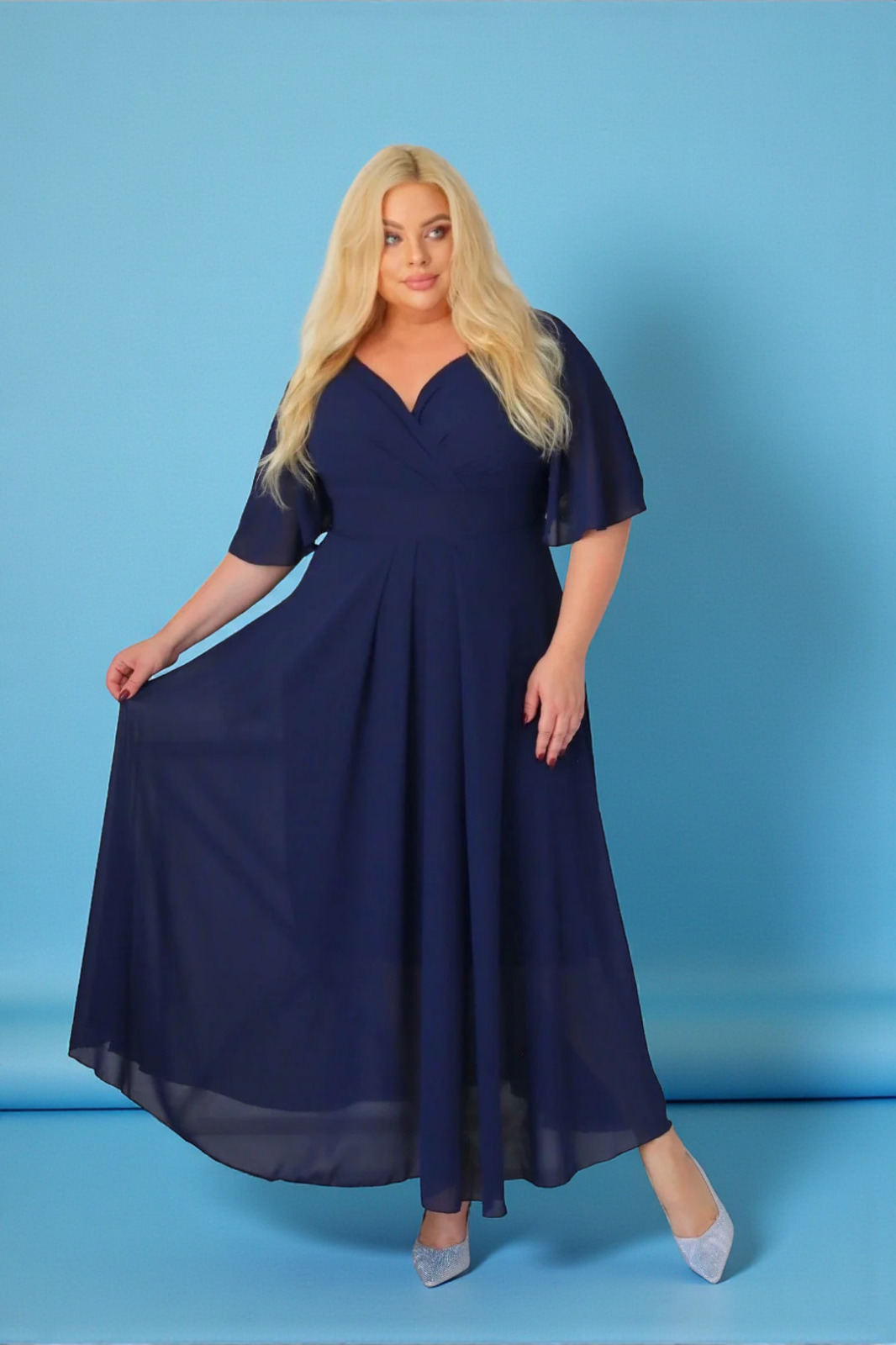 Symfonia szyfonowej lekkości! Kreacja, która tańczy z każdym Twoim ruchem! GRANATOWA A011