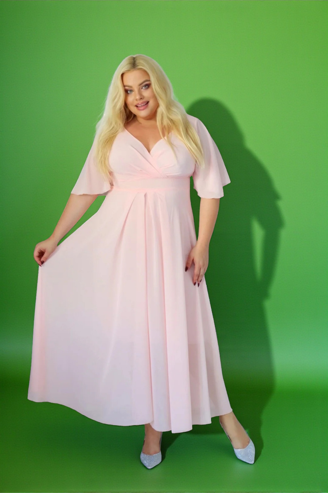 Symfonia szyfonowej lekkości! Kreacja, która tańczy z każdym Twoim ruchem! PUDROWY RÓŻ A011