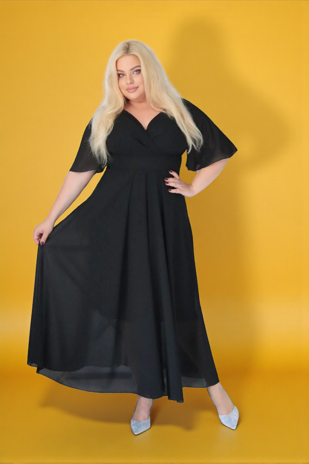 Symfonia szyfonowej lekkości! Kreacja, która tańczy z każdym Twoim ruchem! CZARNA A011