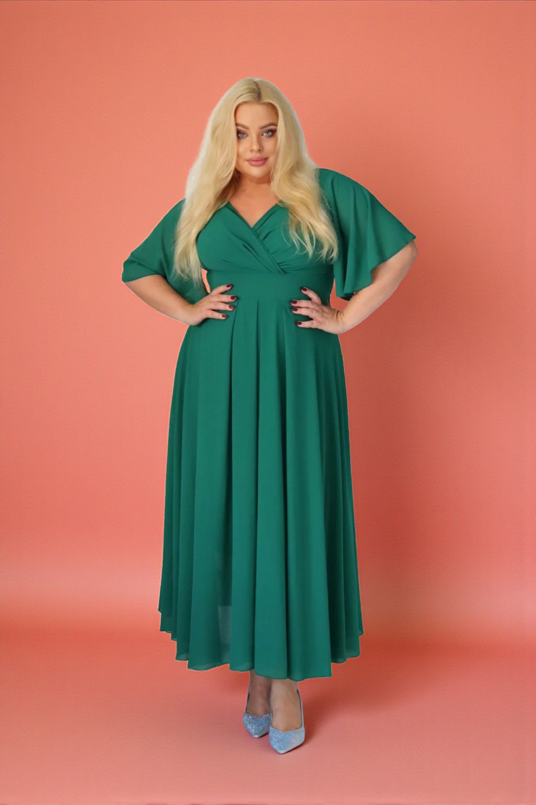 Symfonia szyfonowej lekkości! Kreacja, która tańczy z każdym Twoim ruchem! BUTELKOWA ZIELEŃ A011