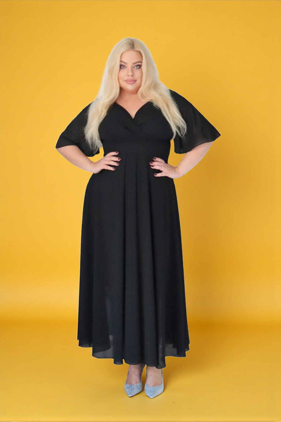 Symfonia szyfonowej lekkości! Kreacja, która tańczy z każdym Twoim ruchem! CZARNA A011 - obrazek 2