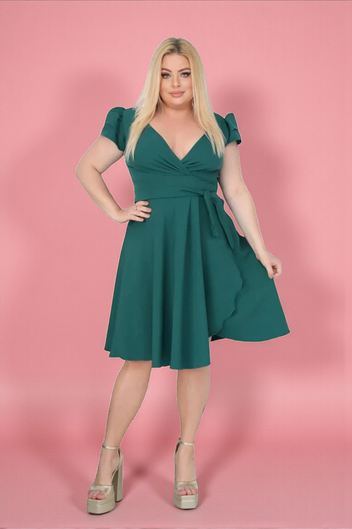 Kreacja klasyczna, w której czujesz się pewnie. Piękny dekolt, który przyciąga spojrzenia! BUTELKOWA ZIELEŃ. A014. MEGA WYPRZEDAŻ!