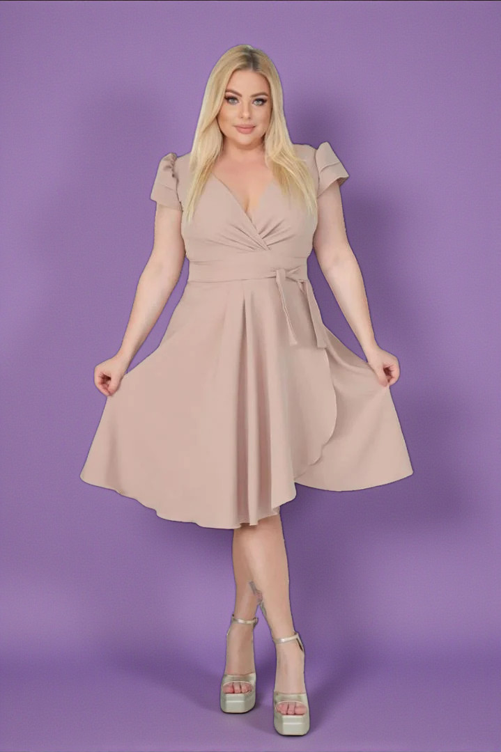 Kreacja klasyczna, w której czujesz się pewnie. Piękny dekolt, który przyciąga spojrzenia! NUDE.A014. MEGA WYPRZEDAŻ!